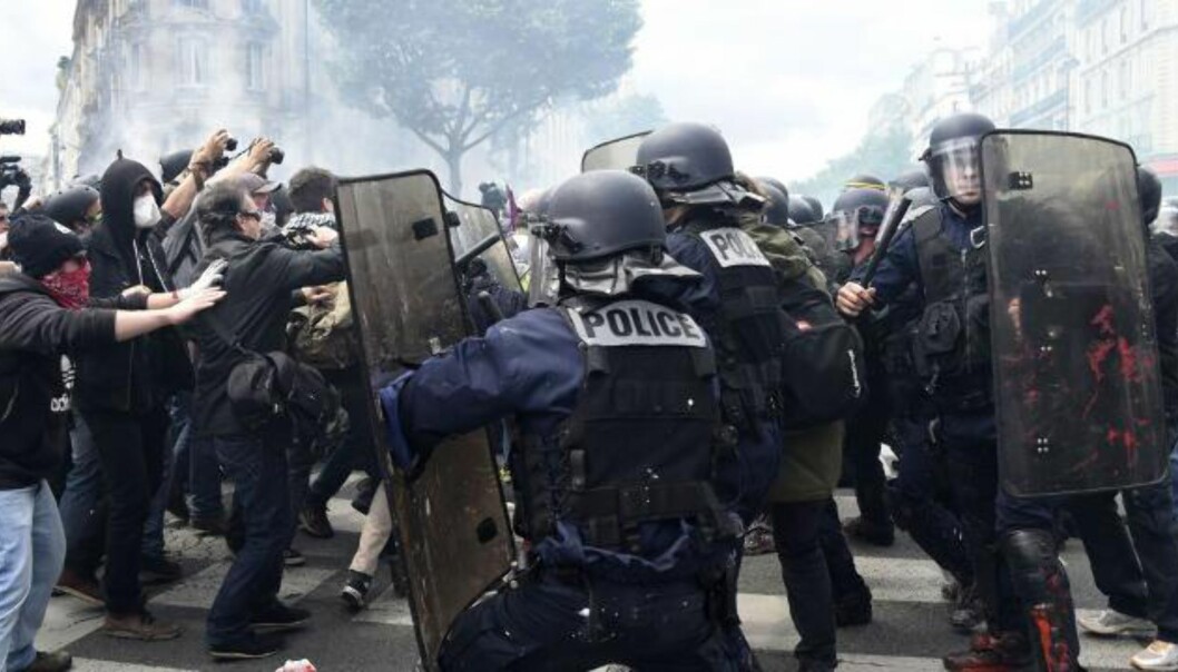 Hundrevis av maskerte demonstranter i gatekamper i Paris Hundrevis av maskerte demonstranter i gatekamper i Paris