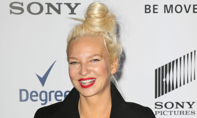 VISTE ANSIKTET: Selv om Sia sjelden er å se uten en tung pannelugg foran ansiktet hender det at hun legger parykken hjemme. Her avbildet på en filmpremiere i New York i 2014. Foto: Stella Pictures VISTE ANSIKTET: Selv om Sia sjelden er å se uten en tung pannelugg foran ansiktet hender det at hun legger parykken hjemme. Her avbildet på en filmpremiere i New York i 2014. Foto: Stella Pictures