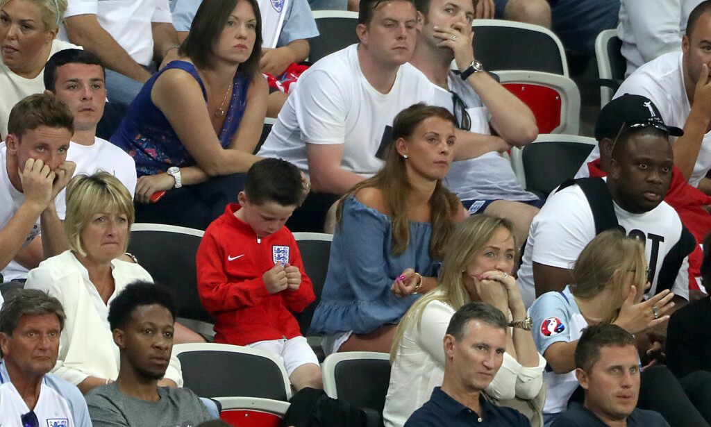THE ROONEYS: Coleen Rooney (i blått) og sønnen Kai på tribuna i Frankrike-EM. Foto: NTB Scanpix THE ROONEYS: Coleen Rooney (i blått) og sønnen Kai på tribuna i Frankrike-EM. Foto: NTB Scanpix