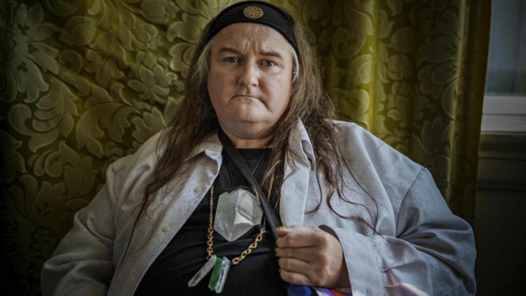 STERK POET: I lys av en voldsom privat historie skriver CA Conrad dikt som åpner tilværelsen. Han ser det som en tragedie at Bernie Sanders ikke er presidentkandidat. Foto: Jørn H. Moen / Dagbladet STERK POET: I lys av en voldsom privat historie skriver CA Conrad dikt som åpner tilværelsen. Han ser det som en tragedie at Bernie Sanders ikke er presidentkandidat. Foto: Jørn H. Moen / Dagbladet