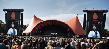 Nordmann slengt på glattcella på Roskildefestivalen. Ville skalle ned tilfeldig forbipasserende Nordmann slengt på glattcella på Roskildefestivalen. Ville skalle ned tilfeldig forbipasserende
