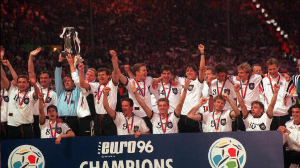 VINNERNE: Tyskland ble europamestere i 1996, etter at de slo Tsjekkia i finalen. I semien sendte de hjemmelaget England ut. Foto: NTB Scanpix VINNERNE: Tyskland ble europamestere i 1996, etter at de slo Tsjekkia i finalen. I semien sendte de hjemmelaget England ut. Foto: NTB Scanpix