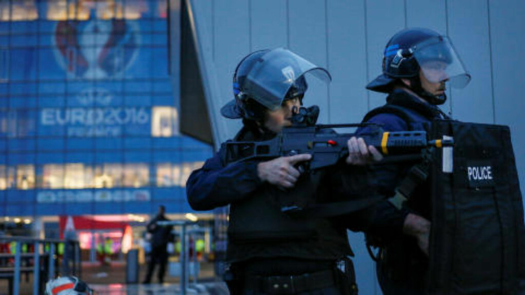 TERROR-ØVELSE: Franske myndigheter tar ingen sjanser foran sommerens EM-sluttspill, og har kalt inn 60 000 politifolk som skal sørge for sikkerheten. De siste ukene har politiet gjennomført en rekke terrorøvelser, som her utenfor Parc Olympique Lyonnais i Lyon mandag. Foto: Robert Pratta / Reuters / NTB Scanpix TERROR-ØVELSE: Franske myndigheter tar ingen sjanser foran sommerens EM-sluttspill, og har kalt inn 60 000 politifolk som skal sørge for sikkerheten. De siste ukene har politiet gjennomført en rekke terrorøvelser, som her utenfor Parc Olympique Lyonnais i Lyon mandag. Foto: Robert Pratta / Reuters / NTB Scanpix