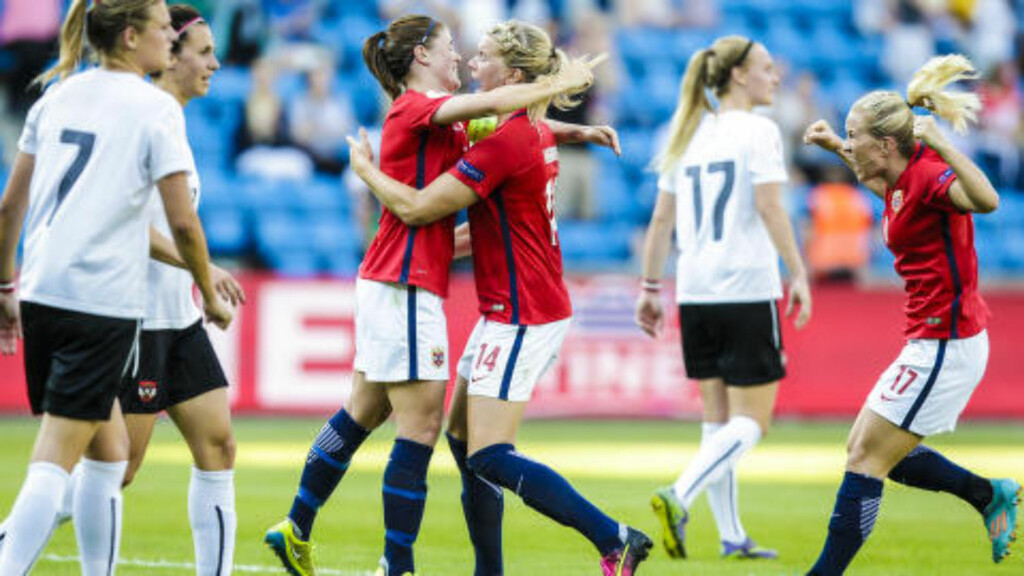 SCORET:
Maren Mjelde (t.v.) blir gratulert av Ada Stolsmo Hegerberg og Lene Mykjåland.
Foto: Berit Roald / NTB scanpix SCORET:
Maren Mjelde (t.v.) blir gratulert av Ada Stolsmo Hegerberg og Lene Mykjåland.
Foto: Berit Roald / NTB scanpix