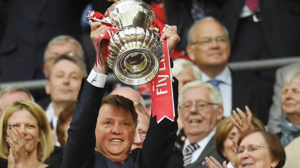 AVSLUTTER PÅ TOPP?: Manchester United-manager Louis Van Gaal vant i dag endelig et trofé med den engelske storklubben. Det kan blir det siste nederlenderen gjør i Manchester United.. Foto: EPA/ANDY RAIN AVSLUTTER PÅ TOPP?: Manchester United-manager Louis Van Gaal vant i dag endelig et trofé med den engelske storklubben. Det kan blir det siste nederlenderen gjør i Manchester United.. Foto: EPA/ANDY RAIN