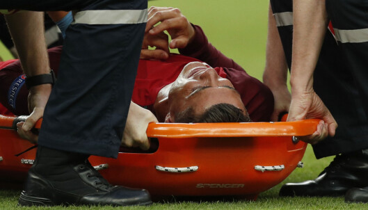 <strong>BYTTET UT:</strong> Cristiano Ronaldo ble båret ut av banen. Finalen er over for stjernespilleren. Foto: REUTERS/John Sibley
Livepic <strong>BYTTET UT:</strong> Cristiano Ronaldo ble båret ut av banen. Finalen er over for stjernespilleren. Foto: REUTERS/John Sibley
Livepic