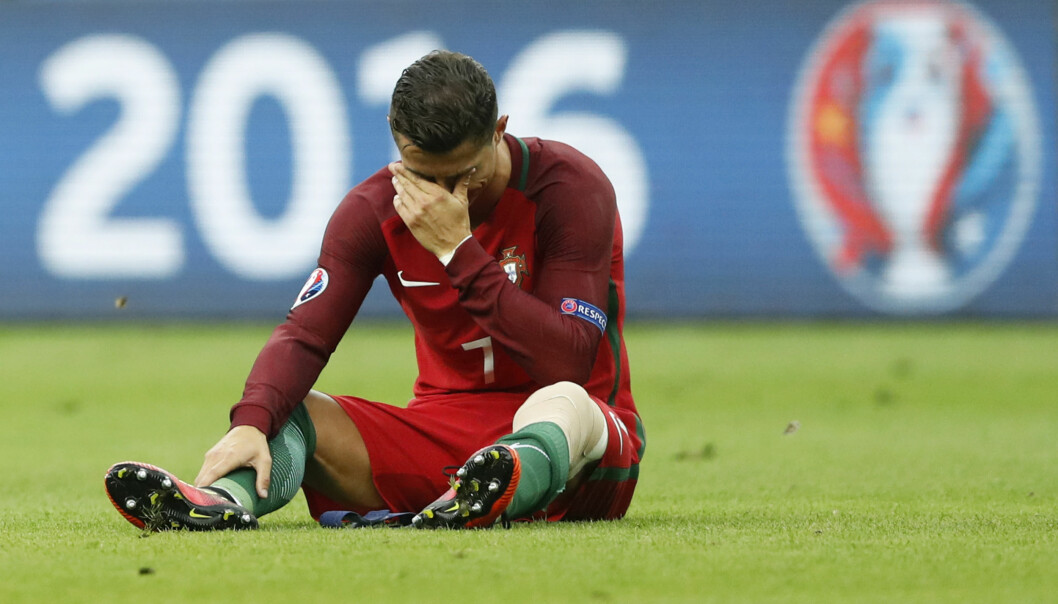 <strong>TÅRER:</strong> Akkurat som i EM-finalen i 2004, måtte Cristiano Ronaldo ta til tårene. Foto: REUTERS/Carl Recine
Livepic <strong>TÅRER:</strong> Akkurat som i EM-finalen i 2004, måtte Cristiano Ronaldo ta til tårene. Foto: REUTERS/Carl Recine
Livepic