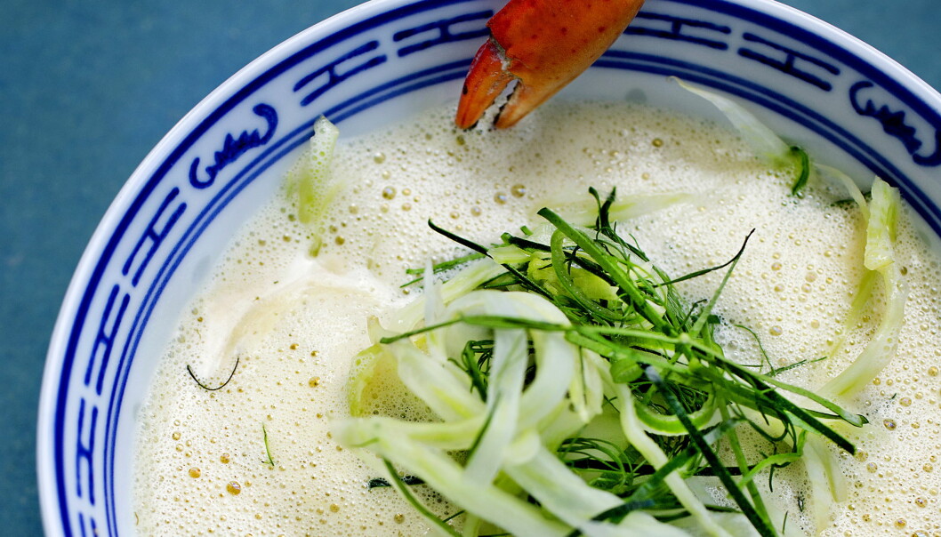 <strong>KAFFIRLIME:</strong> Jan Robins krabbesuppe smaker friskt av lime og ingefær. Foto: METTE MØLLER <strong>KAFFIRLIME:</strong> Jan Robins krabbesuppe smaker friskt av lime og ingefær. Foto: METTE MØLLER