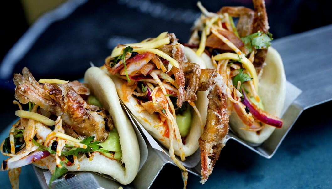 <strong>STEAMBUNS:</strong> Også kalt asiatisk burger, med fritert softshell krabbe. Foto: METTE MØLLER <strong>STEAMBUNS:</strong> Også kalt asiatisk burger, med fritert softshell krabbe. Foto: METTE MØLLER