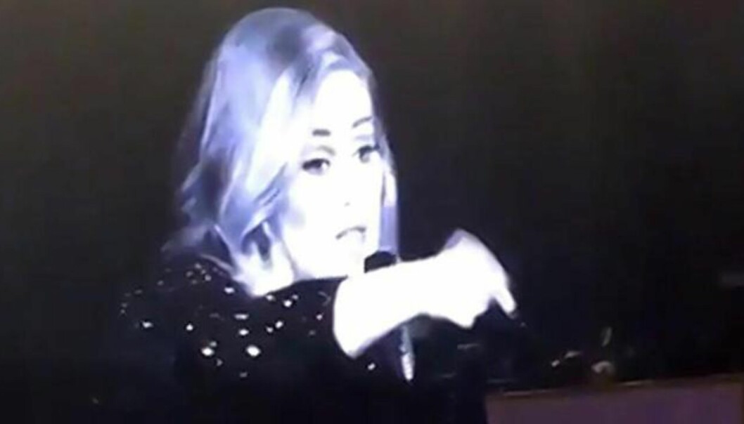 Adele ga skjennepreken til kvinnelig fan: - Slutt å filme meg Adele ga skjennepreken til kvinnelig fan: - Slutt å filme meg