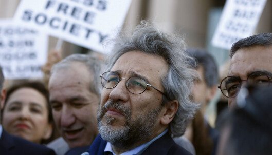<strong>HARDT PRØVET:</strong> Den tyrkiske redaktøren og kommentatoren Can Dündar og hans magasin Cumhuriyet har blitt hardt prøvet i Tyrkia. Her er redaktøren på vei til sin egen rettssak i Istanbul i fjor. Foto: Osman Orsal / Reuters / Scanpix <strong>HARDT PRØVET:</strong> Den tyrkiske redaktøren og kommentatoren Can Dündar og hans magasin Cumhuriyet har blitt hardt prøvet i Tyrkia. Her er redaktøren på vei til sin egen rettssak i Istanbul i fjor. Foto: Osman Orsal / Reuters / Scanpix