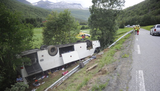 Én bekreftet omkommet etter at turistbuss kjørte av veien Én bekreftet omkommet etter at turistbuss kjørte av veien