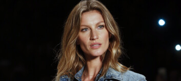 Supermodellen ga bort barnas halloween-godteri Supermodellen ga bort barnas halloween-godteri