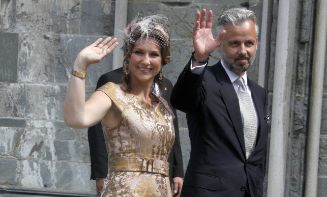 VINKER TIL FOLKEMENGDEN: Prinsesse Märtha Louise og Ari forlater Nidarosdomen etter gudstjenesten. Foto: Marius Gulliksrud / Stella Pictures VINKER TIL FOLKEMENGDEN: Prinsesse Märtha Louise og Ari forlater Nidarosdomen etter gudstjenesten. Foto: Marius Gulliksrud / Stella Pictures