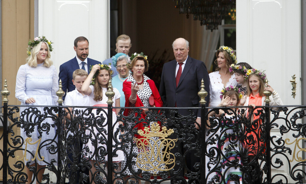 GLIMRET MED SITT FRAVÆR: Kongefamilien stilte opp til fotografering på Stifsgården i Trondheim etter gudstjenesten. Ari var ikke til stede. Foto: Marius Gulliksrud / Stella Pictures GLIMRET MED SITT FRAVÆR: Kongefamilien stilte opp til fotografering på Stifsgården i Trondheim etter gudstjenesten. Ari var ikke til stede. Foto: Marius Gulliksrud / Stella Pictures