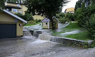 <strong>FLOM:</strong> Fra Asker i dag. Store vannmasser oversvømmer kjellere i kommunen. Foto: Krister Sørbø / NTB Scanpix <strong>FLOM:</strong> Fra Asker i dag. Store vannmasser oversvømmer kjellere i kommunen. Foto: Krister Sørbø / NTB Scanpix