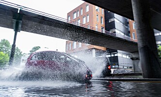<strong>VANN I VEIEN:</strong> En rekke biler har problemer i vannmassene. Her fra Sandvika i Bærum. Foto: Krister Sørbø / NTB Scanpix <strong>VANN I VEIEN:</strong> En rekke biler har problemer i vannmassene. Her fra Sandvika i Bærum. Foto: Krister Sørbø / NTB Scanpix
