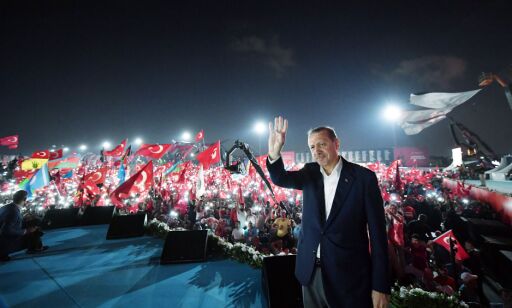 image: Folkehav hyllet Erdogan da han lovet å støtte dødsstraff for kuppmakerne