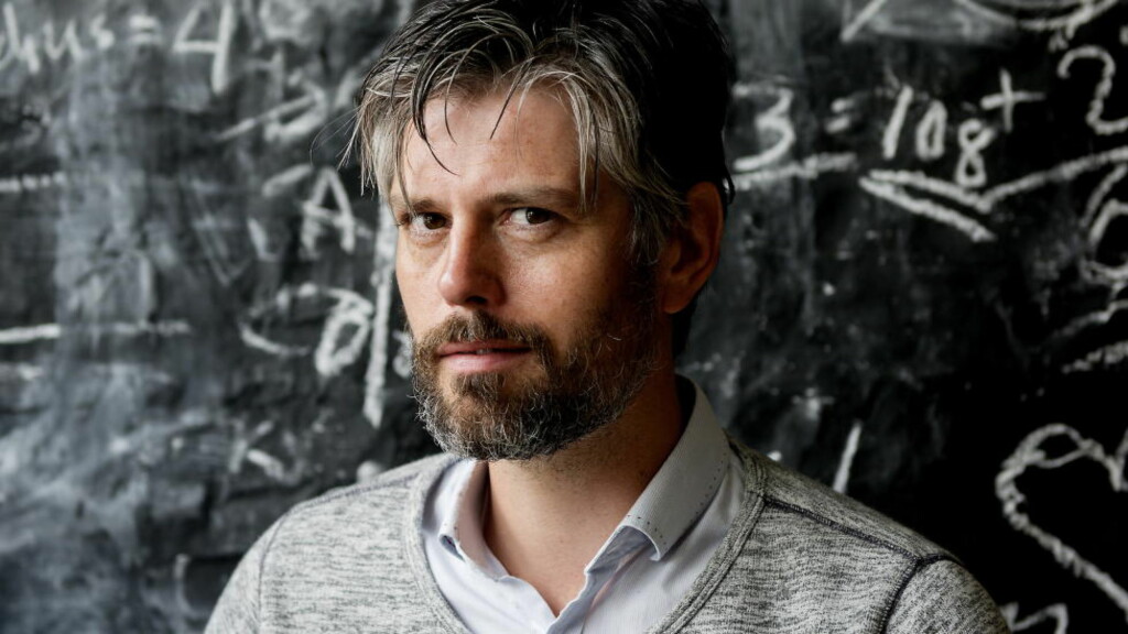 LAR SEG DISTRAHERE: Håvard Tjora har merket det mange har merket: En liten avsporing fra kjedelig arbeid fører til at man sløser bort masse tid på Facebook, nettaviser, Youtube-klipp og blogger. Foto: Siv Johanne Seglem LAR SEG DISTRAHERE: Håvard Tjora har merket det mange har merket: En liten avsporing fra kjedelig arbeid fører til at man sløser bort masse tid på Facebook, nettaviser, Youtube-klipp og blogger. Foto: Siv Johanne Seglem