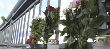 Pårørende kastet blomster i sjøen for sine kjære Pårørende kastet blomster i sjøen for sine kjære