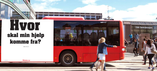 Klistrer bibelvers på buss, trikk og t-bane: - Noen mener religion tilhører den private sfære. Det gjør ikke de troende Klistrer bibelvers på buss, trikk og t-bane: - Noen mener religion tilhører den private sfære. Det gjør ikke de troende