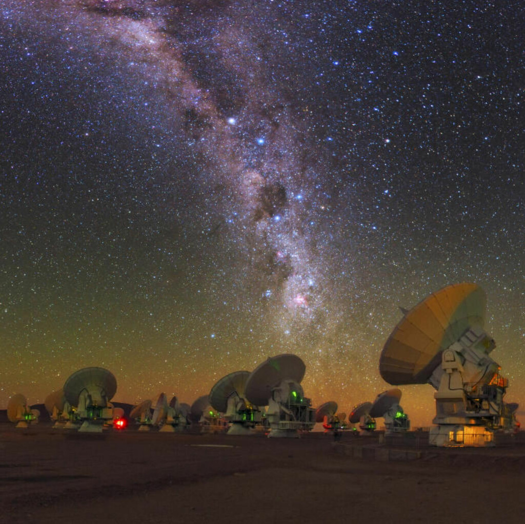 SER MOT STJERNENE: Beregningene er gjort ved hjelp av data fra radioteleskopene ved Atacama Large Millimeter/submilimeter Array (ALMA) som ligger på 5000 meters høyde i Chile. SER MOT STJERNENE: Beregningene er gjort ved hjelp av data fra radioteleskopene ved Atacama Large Millimeter/submilimeter Array (ALMA) som ligger på 5000 meters høyde i Chile.
