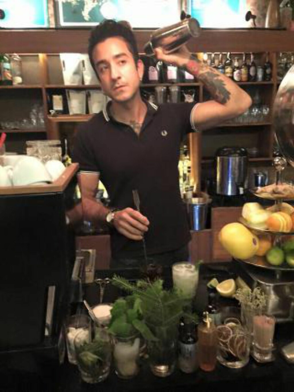 DRINKMIKSER:Robin Sohrabi-Shiraz bruker gjerne billigvariantene av champagne når han mikser drinker, for eksempel cava eller prosecco. Foto: Privat DRINKMIKSER:Robin Sohrabi-Shiraz bruker gjerne billigvariantene av champagne når han mikser drinker, for eksempel cava eller prosecco. Foto: Privat