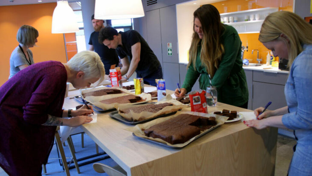 KAKETEST: Et smakspanel på åtte personer smakte seg gjennom ferdigkakene.Testpanelet er enige; Ingen av ferdigkakemiksene er noe å rope hurra for. Foto: KRISTIN SØRDAL KAKETEST: Et smakspanel på åtte personer smakte seg gjennom ferdigkakene.Testpanelet er enige; Ingen av ferdigkakemiksene er noe å rope hurra for. Foto: KRISTIN SØRDAL