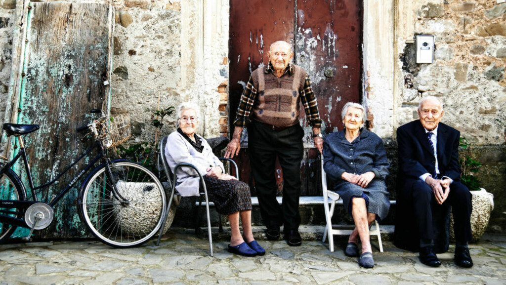 DE GAMLE HAR DET GODT: I den italienske kystbyen Acciaroli blir innbyggerne så gamle at forskerne nå vil finne ut hva hemmeligheten er. Og de lever det gode liv. Fra venstre: Michelina Valsallo (97), Giuseppe Valsallo (94), Amina Valsallo (93) og Antonio Valsallo (100). Antonio og Amina er gift. Michelina er Antonio's søster, mens Giuseppe er fetteren. Foto: Tom Jackson / The Times DE GAMLE HAR DET GODT: I den italienske kystbyen Acciaroli blir innbyggerne så gamle at forskerne nå vil finne ut hva hemmeligheten er. Og de lever det gode liv. Fra venstre: Michelina Valsallo (97), Giuseppe Valsallo (94), Amina Valsallo (93) og Antonio Valsallo (100). Antonio og Amina er gift. Michelina er Antonio's søster, mens Giuseppe er fetteren. Foto: Tom Jackson / The Times