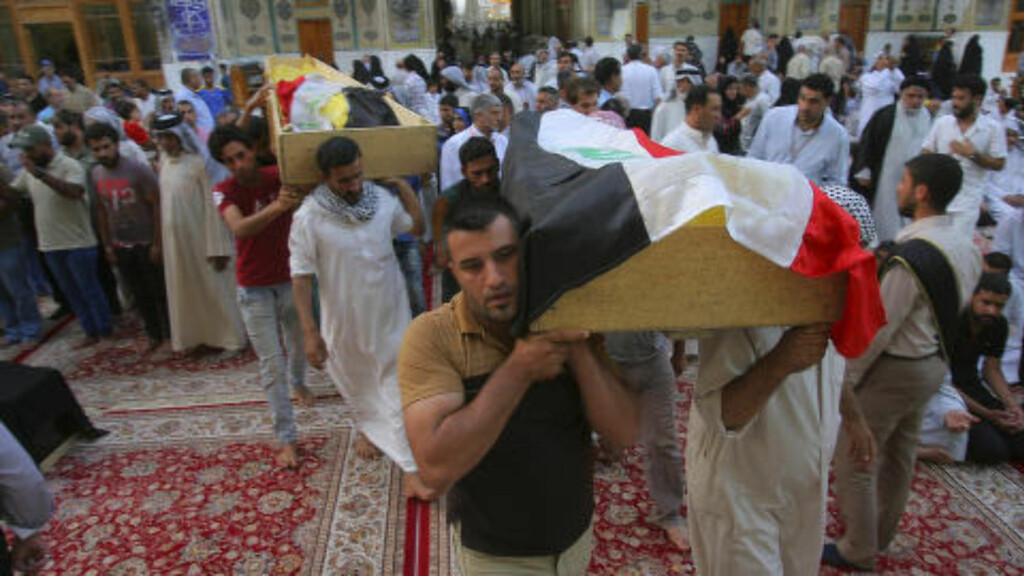 DØDELIG ANGREP: Minst 94 mennesker ble drept da tre selvmordsbombere fra IS slo til i Bagdad på onsdag. Her samler sørgende seg til en begravelse i Najaf. Foto: AP Photo/Anmar Khalil/ NTB Scanpix DØDELIG ANGREP: Minst 94 mennesker ble drept da tre selvmordsbombere fra IS slo til i Bagdad på onsdag. Her samler sørgende seg til en begravelse i Najaf. Foto: AP Photo/Anmar Khalil/ NTB Scanpix