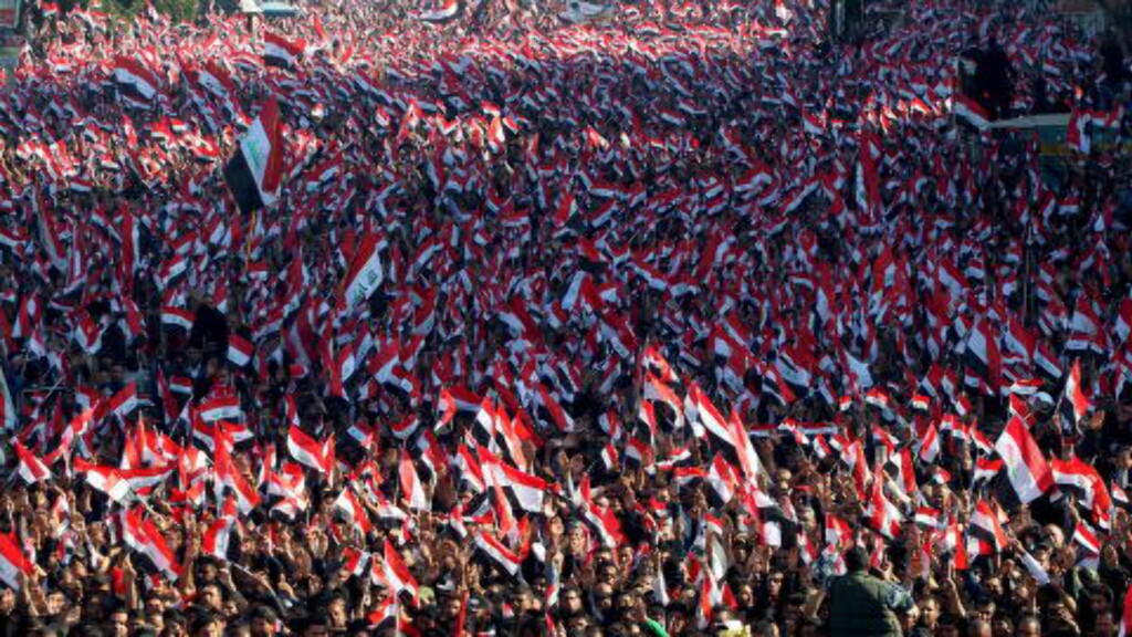MASSIV DEMONSTRASJON; Den sjiamuslimske lederen Moqtada al-Sadr, som leder en stor protestbevegelse mot korrupsjon og for reformer i regjeringen, leder her en massedemonstrasjon i Bagdad den 26. februar. al-Sadr krever å få teknokrater (altså ikke yrkespolitikere) inn i regjeringa. Foto: Alaa Al-marjani / Reuters / NTB Scanpix MASSIV DEMONSTRASJON; Den sjiamuslimske lederen Moqtada al-Sadr, som leder en stor protestbevegelse mot korrupsjon og for reformer i regjeringen, leder her en massedemonstrasjon i Bagdad den 26. februar. al-Sadr krever å få teknokrater (altså ikke yrkespolitikere) inn i regjeringa. Foto: Alaa Al-marjani / Reuters / NTB Scanpix