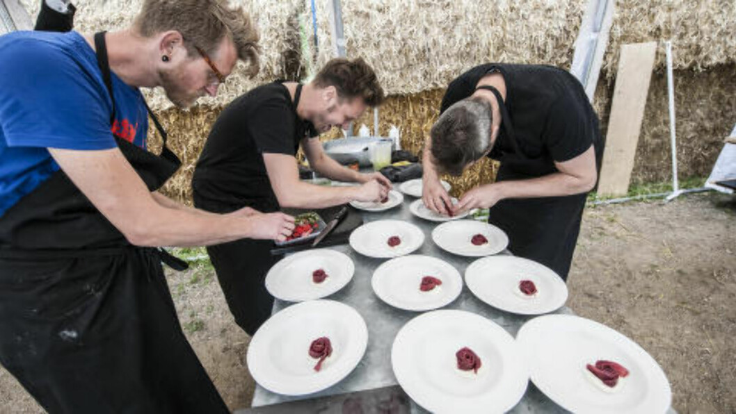 <strong>TILBAKE TIL RØTTENE:</strong> I konkurransen Native Cooking Award må kokkene skape en tre-retter til 12 personer med en kniv, en grill, utdelte råvarer og hva de ellers finner i naturen. Bildet er fra fjorårets konkurranse. Foto: THE NATIVE COOKING AWARD <strong>TILBAKE TIL RØTTENE:</strong> I konkurransen Native Cooking Award må kokkene skape en tre-retter til 12 personer med en kniv, en grill, utdelte råvarer og hva de ellers finner i naturen. Bildet er fra fjorårets konkurranse. Foto: THE NATIVE COOKING AWARD