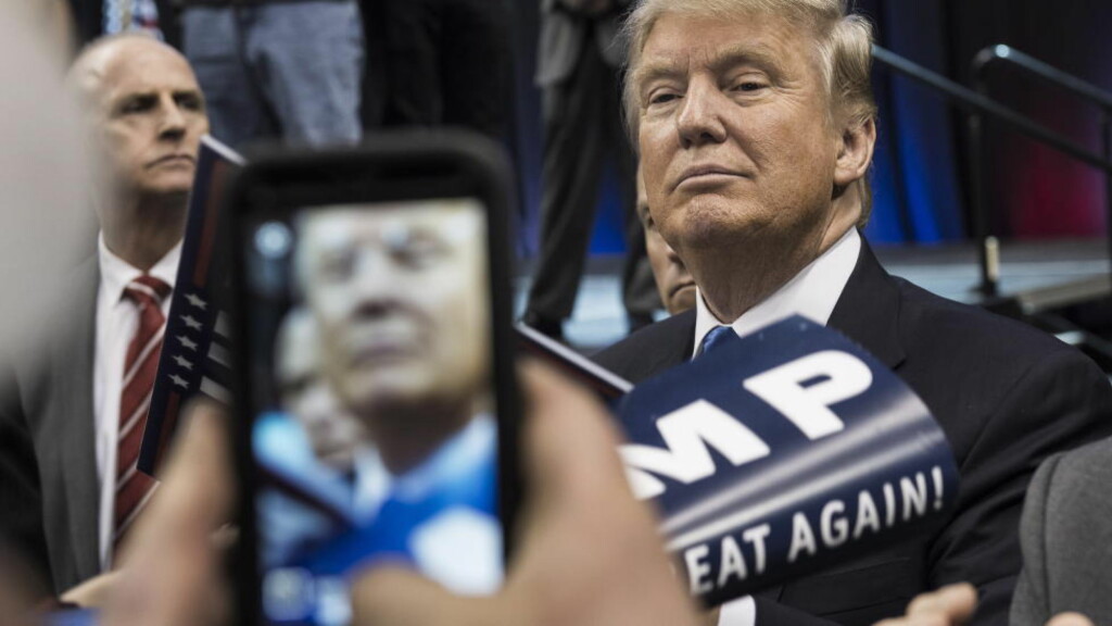 FAVORITTBOK: Donald Trumps favorittbok er den han selv debuterte med i 1987. Den forteller mye om hva slags president han vil bli, dersom han vinner valget i år.
Foto: Lars Eivind Bones / Dagbladet FAVORITTBOK: Donald Trumps favorittbok er den han selv debuterte med i 1987. Den forteller mye om hva slags president han vil bli, dersom han vinner valget i år.
Foto: Lars Eivind Bones / Dagbladet