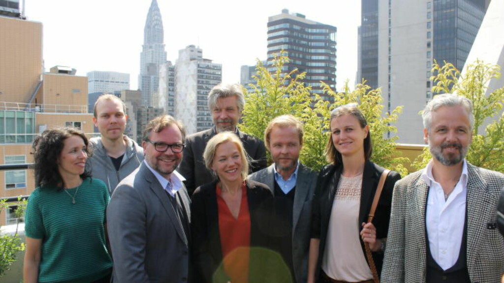 SAMLET: De norske forfatterne samlet i New York (f.v.) Cathrine Knudsen, Johan Harstad, Arne Lygre, Karl Ove Knausgård, Maja Lunde, Christian Kracht, Helga Flatland og Ari Behn. Foto: Vegard Kristiansen Kvaale / Dagbladet SAMLET: De norske forfatterne samlet i New York (f.v.) Cathrine Knudsen, Johan Harstad, Arne Lygre, Karl Ove Knausgård, Maja Lunde, Christian Kracht, Helga Flatland og Ari Behn. Foto: Vegard Kristiansen Kvaale / Dagbladet