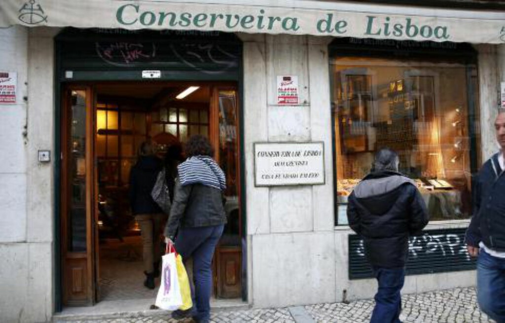 ELSKET AV ALLE: Conserveira de Lisboa er ikke bare en forretning valfartet av gamle damer fra andre siden av byen på sin ukentlige handletur, men også av kresne matelskere, hipstere og turister. Foto: METTE RANDEM ELSKET AV ALLE: Conserveira de Lisboa er ikke bare en forretning valfartet av gamle damer fra andre siden av byen på sin ukentlige handletur, men også av kresne matelskere, hipstere og turister. Foto: METTE RANDEM
