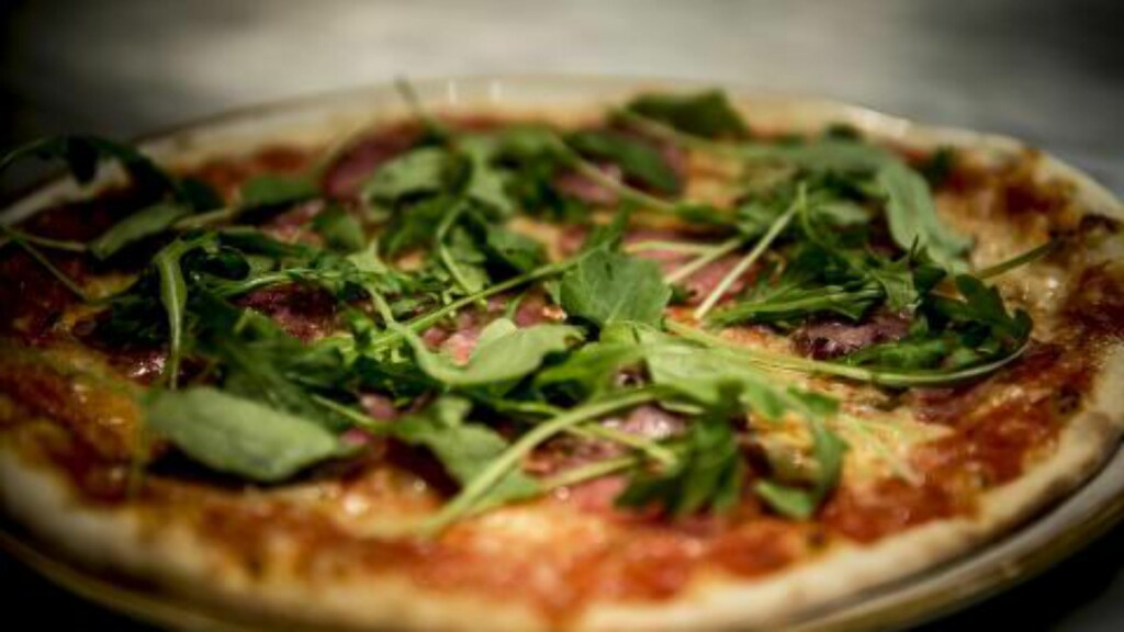 MODIG: Teatro kunne kjørt safe med pizza margherita og marinara, men våger en mer eksperimentell pizzameny. Våre anmeldere kunne ønsket seg en sprøere bunn, men smaksbildet er mildt og friskt. Foto: THOMAS RASMUS SKAUG MODIG: Teatro kunne kjørt safe med pizza margherita og marinara, men våger en mer eksperimentell pizzameny. Våre anmeldere kunne ønsket seg en sprøere bunn, men smaksbildet er mildt og friskt. Foto: THOMAS RASMUS SKAUG