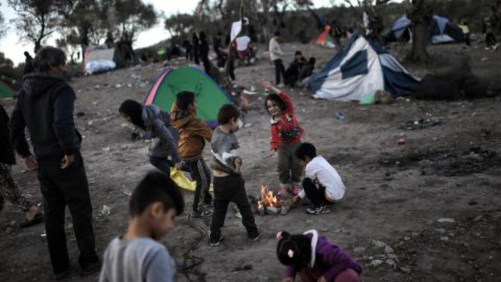 VANLIG RUTE: Over 10 000 flyktningbarn har forsvunnet de siste to åra. Mange av dem er blitt fraktet av menneskesmuglere via Lesvos, der disse barna leker. Foto: AFP / NTB scanpix VANLIG RUTE: Over 10 000 flyktningbarn har forsvunnet de siste to åra. Mange av dem er blitt fraktet av menneskesmuglere via Lesvos, der disse barna leker. Foto: AFP / NTB scanpix