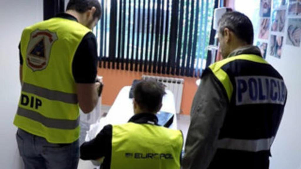 AVSLØRT: Menneskehandel er en av vår tids største kriminalitetsformer. Seinest i dag gikk Europol ut med informasjon om en stor aksjon, der et menneskesmuglingsmiljø skal være avslørt. 14 personer er pågrepet, og 15 ofre er sporet opp, i en sak der spansk, paraguyansk og fransk politi var involvert. Kvinner, flere av dem unge, skal ha blitt lovet jobb i Europa, men ble i stedet tvunget til å jobbe på massasjeinstitutt som prostituerte. Foto: Europol AVSLØRT: Menneskehandel er en av vår tids største kriminalitetsformer. Seinest i dag gikk Europol ut med informasjon om en stor aksjon, der et menneskesmuglingsmiljø skal være avslørt. 14 personer er pågrepet, og 15 ofre er sporet opp, i en sak der spansk, paraguyansk og fransk politi var involvert. Kvinner, flere av dem unge, skal ha blitt lovet jobb i Europa, men ble i stedet tvunget til å jobbe på massasjeinstitutt som prostituerte. Foto: Europol