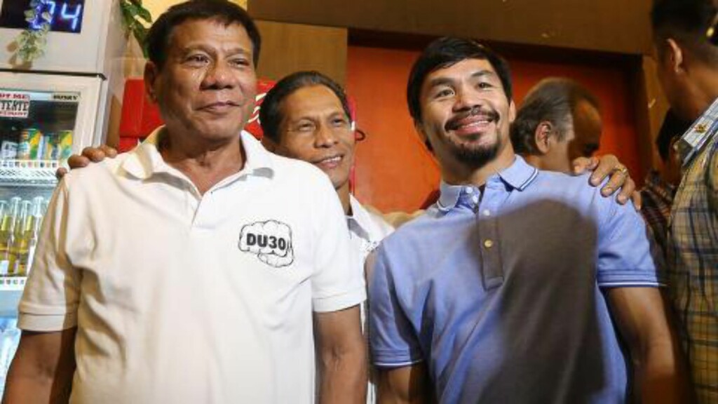 ERKLÆRER KRIG MOT KRIMINALITET: Rodrigo Duterte (til venstre) står her ved siden av bokse-ikonet og nyvalgt senator Manny Pacquiao (til høyre). Den kommende presidenten har erklært krig mot de han mener er kriminelle. ERKLÆRER KRIG MOT KRIMINALITET: Rodrigo Duterte (til venstre) står her ved siden av bokse-ikonet og nyvalgt senator Manny Pacquiao (til høyre). Den kommende presidenten har erklært krig mot de han mener er kriminelle.