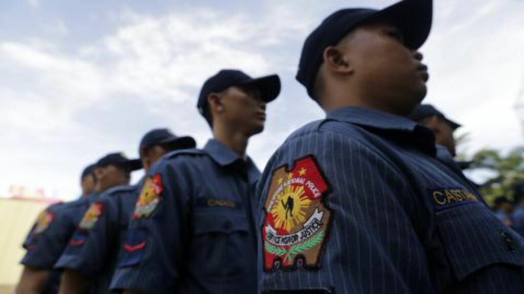 KORRUPT POLITI: Her står politiet vakt ved et arrangement der den nyvalgte presidenten Rodrigo Duterte skulle delta på i mai. Han skal bekjempe korrupsjon i politiet med mildt sagt kontroversielle metoder. EPA/RITCHIE B. TONGO KORRUPT POLITI: Her står politiet vakt ved et arrangement der den nyvalgte presidenten Rodrigo Duterte skulle delta på i mai. Han skal bekjempe korrupsjon i politiet med mildt sagt kontroversielle metoder. EPA/RITCHIE B. TONGO