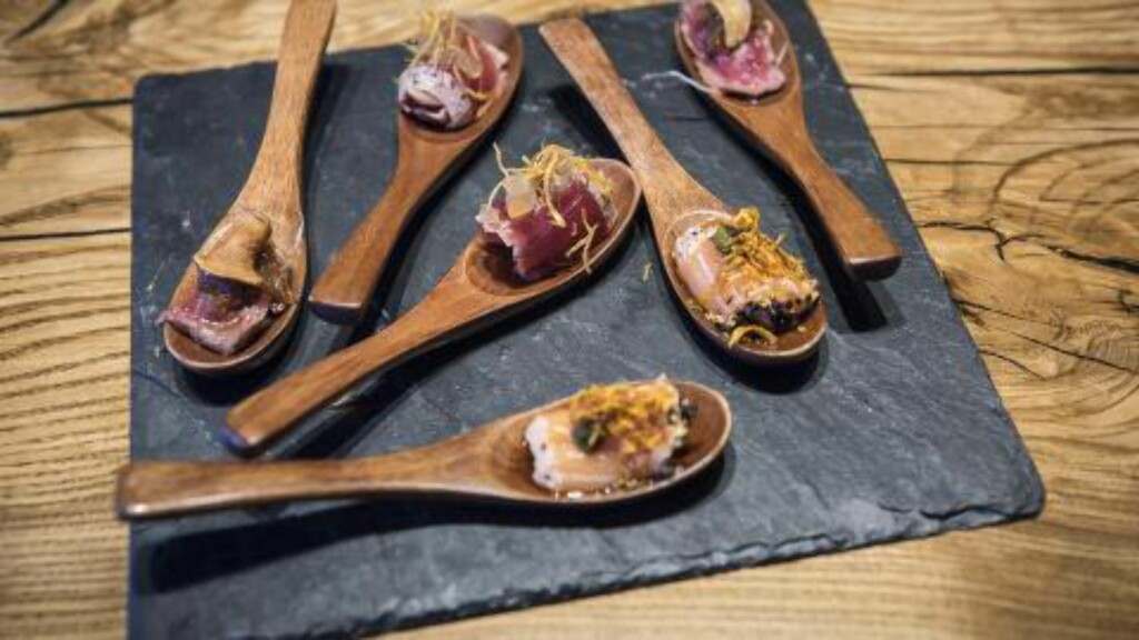 SIGNATURRETT: Spoon Tataki er små munnfuller. Foto: LARS EIVIND BONES SIGNATURRETT: Spoon Tataki er små munnfuller. Foto: LARS EIVIND BONES