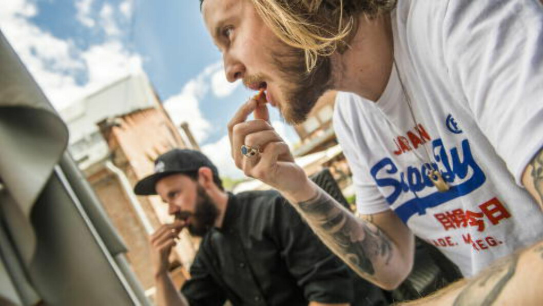 NÅR KOMMER DE GODE PØLSENE? Daniel Byskov (bakerst) og Lars Swang spiste og spiste uten noengang å trille seks på terningen. Foto: ENDRE VELLENE NÅR KOMMER DE GODE PØLSENE? Daniel Byskov (bakerst) og Lars Swang spiste og spiste uten noengang å trille seks på terningen. Foto: ENDRE VELLENE