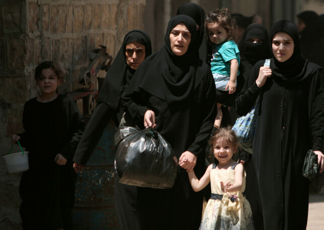FRIGJORT: Mange mennesker ble løslatt av IS da en anti-IS-allianse tok over byen Manbij. Her er en syrisk familie på vei til tryggere områder i byen. Foto: REUTERS/Rodi Said FRIGJORT: Mange mennesker ble løslatt av IS da en anti-IS-allianse tok over byen Manbij. Her er en syrisk familie på vei til tryggere områder i byen. Foto: REUTERS/Rodi Said