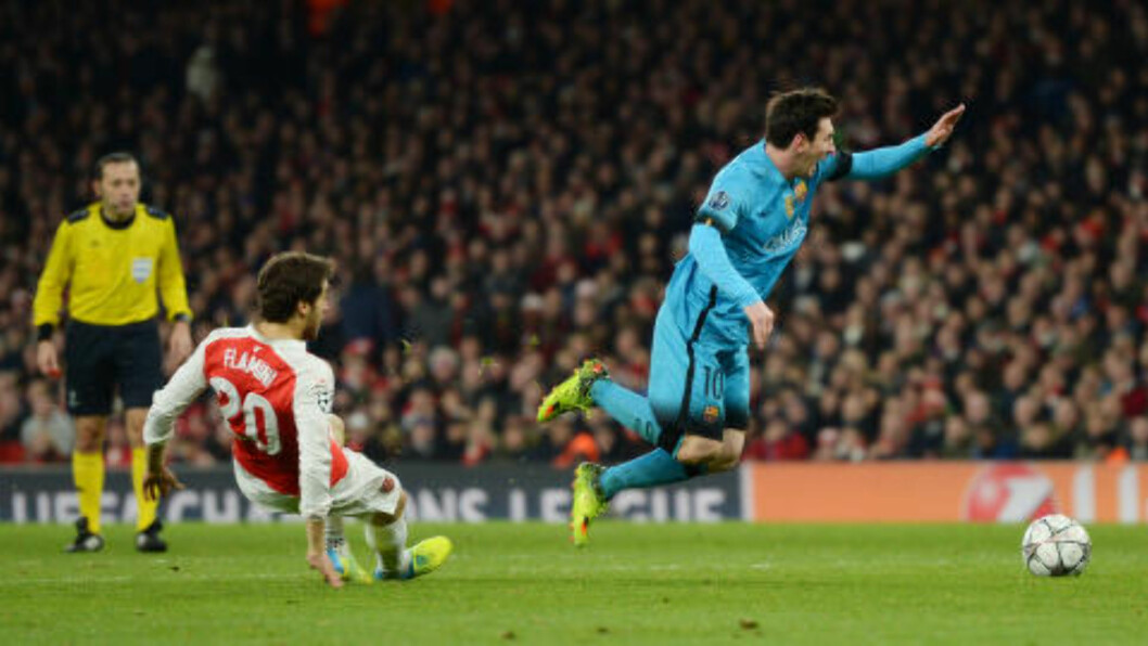 <strong>KLØNETE:</strong> Flamini feller Messi. Foto: Reuters / Tony O'Brien / NTB Scanpix <strong>KLØNETE:</strong> Flamini feller Messi. Foto: Reuters / Tony O'Brien / NTB Scanpix