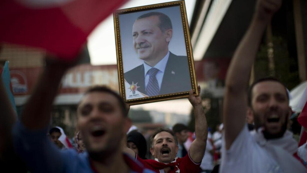 HYLLET OG HATET: Her feirer tyrkere at Erdogan ble deres første direkte valgte president noensinne. Siden august 2014 har rettsvesenet behandlet 1845 saker om ærekrenkelser mot Erdogan. Journalister som skriver negativt om presidenten, kan bli trukket for retten. Men presidenten har massiv støtte i hjemlandet. Foto: Emilio Morenatti / AP / NTB Scanpix HYLLET OG HATET: Her feirer tyrkere at Erdogan ble deres første direkte valgte president noensinne. Siden august 2014 har rettsvesenet behandlet 1845 saker om ærekrenkelser mot Erdogan. Journalister som skriver negativt om presidenten, kan bli trukket for retten. Men presidenten har massiv støtte i hjemlandet. Foto: Emilio Morenatti / AP / NTB Scanpix