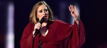 Fan måtte til sykehuset etter Adele-konsert - kjetting falt fra taket Fan måtte til sykehuset etter Adele-konsert - kjetting falt fra taket