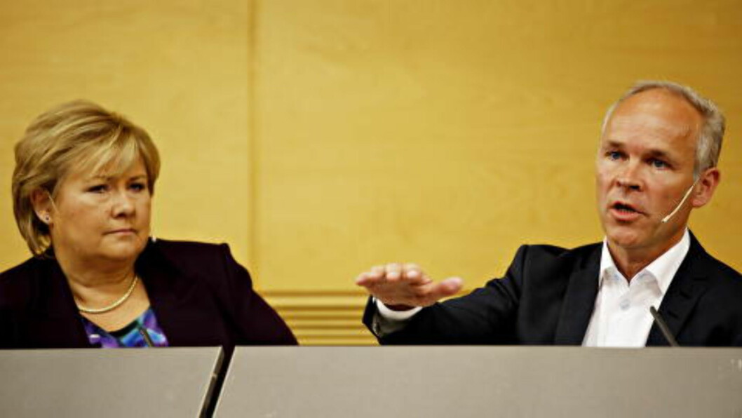 <strong>SNUDDE I DAG:</strong> Etter først å ha sagt nei, sa Kommunalminister Jan Tore Sanner i dag ja til å lage en samlet oversikt med en totalsum for statens utgifter i tilknytning til kongehuset i statsbudsjettet. Her sammen med statsminister Erna Solberg. Foto: Jacques Hvistendahl / Dagbladet <strong>SNUDDE I DAG:</strong> Etter først å ha sagt nei, sa Kommunalminister Jan Tore Sanner i dag ja til å lage en samlet oversikt med en totalsum for statens utgifter i tilknytning til kongehuset i statsbudsjettet. Her sammen med statsminister Erna Solberg. Foto: Jacques Hvistendahl / Dagbladet