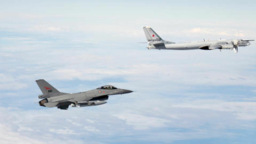 BOMBEFLY: Her avskjærer et norsk F-16-fly (t.v.) et russisk Tupolev Tu-95 kjent som «Bear» utenfor norsk luftrom. At «Bear»-flyene ble satt på bakken etter flere hendelser i fjor, har Forsvaret oppdaget færre russiske flygninger. Foto: Forsvaret BOMBEFLY: Her avskjærer et norsk F-16-fly (t.v.) et russisk Tupolev Tu-95 kjent som «Bear» utenfor norsk luftrom. At «Bear»-flyene ble satt på bakken etter flere hendelser i fjor, har Forsvaret oppdaget færre russiske flygninger. Foto: Forsvaret