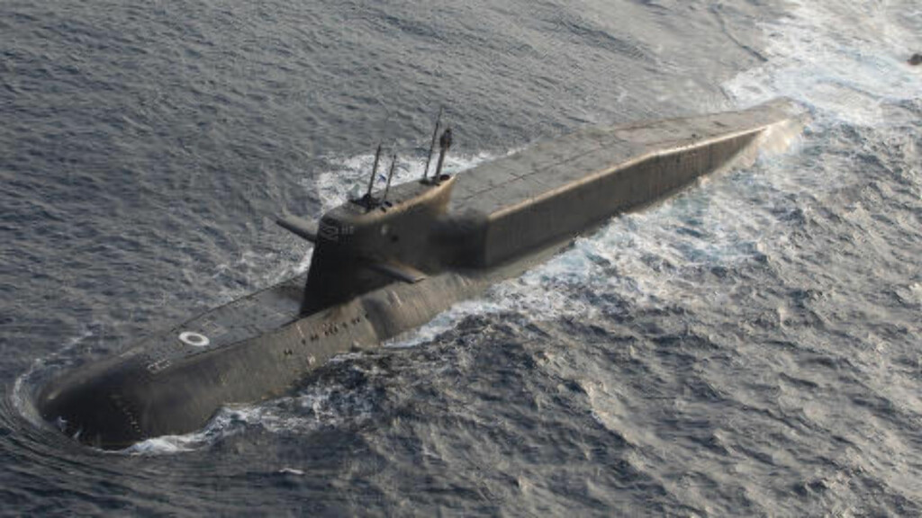 UBÅT: Norske jagerfly identifiserer også russiske skip og ubåter som er utenfor norsk farvann. Her et bilde av en russisk ubåt i Delta-klassen. Foto: Forsvaret UBÅT: Norske jagerfly identifiserer også russiske skip og ubåter som er utenfor norsk farvann. Her et bilde av en russisk ubåt i Delta-klassen. Foto: Forsvaret