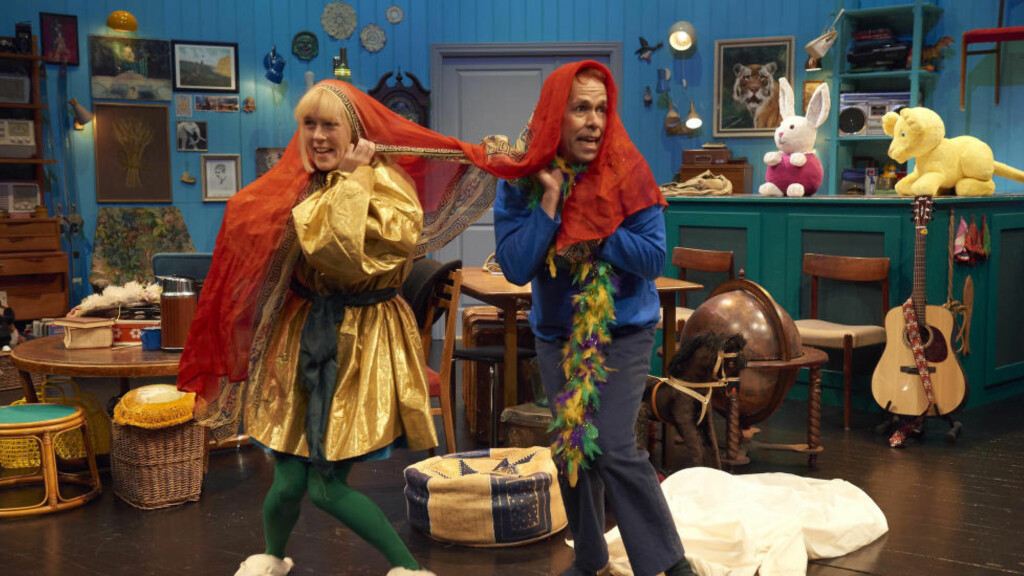 BESTEVENNER: Petra (Ellen Andreassen) og Karsten (Bernhard Arnø) i «Karsten og Petra - alle vil ha en bestevenn». Foto: Øyvind Eide, Nationaltheatret BESTEVENNER: Petra (Ellen Andreassen) og Karsten (Bernhard Arnø) i «Karsten og Petra - alle vil ha en bestevenn». Foto: Øyvind Eide, Nationaltheatret